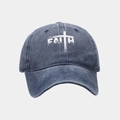 Dettaglio del berretto da baseball in denim lavato con ricamo FAITH bianco e croce - Regolabile / Blu navy