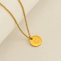 Collana in acciaio inossidabile dorato con ciondolo rotondo lettera C incisa - Lettera C (Catena Inclusa)