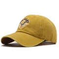 Primer plano del bordado de águila vintage en la gorra de béisbol de algodón lavado - Amarillo
