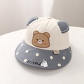 Dettaglio delle orecchie da orso a pois e ricamo su un cappello da sole bimbo - 50cm (1-3 anni) / Blu Nebbia