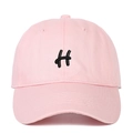 Detailansicht der rosa Baseballkappe mit 3D-H-Stickerei und Twill-Baumwollgewebe aus der Nähe - Rosa