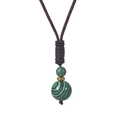 Détail du collier en perles de malachite verte avec cordon tressé et intercalaire doré - Collier Malachite