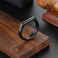 Nahaufnahme eines minimalistischen schwarzen Titanstahlrings mit rechteckiger Form - Größe 7 / Schwarz