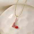 Détail du collier doré avec pendentif lettre L en émail rose et rouge brillant - Style-L