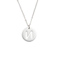 Gros plan d'un pendentif rond argenté avec la lettre N sur une chaîne en acier inoxydable - Lettre N (Couleur Acier)