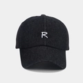 Dettaglio del ricamo bianco con lettera R sulla trama del cappello in denim scuro - Regolabile / Nero