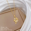 Detail van de vergulde klaverketting met kristallen op een elegante zijden achtergrond - Gouden Klavertje Vier Stijl (J324)