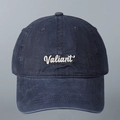 Detail van wit Valiant borduurwerk op de gewassen marineblauwe katoenen baseballpet - Marineblauw