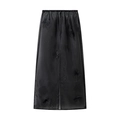 Elegante falda midi de tul negro con bordado floral en 3D sobre fondo blanco limpio - Negro