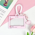 Roze cartoon pasjeshouder in social media-stijl met veerkoord en hartbedeltje - Roze / Veertouw + Harthanger