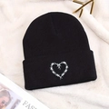 Gorro de punto negro con bordado de corazón de alambre sobre fondo de piel sintética - Talla única / Negro