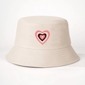 Dettaglio del cappello a secchiello beige con stampa a cuore e trama in twill di cotone - M (56-58cm) / Beige