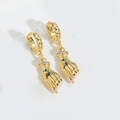 Detail der goldenen Hand-Ohrringe mit bösem Blick Symbol, Zirkonia und Emaille - Hand Design Stil (20240724) / Seeblau