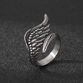 Vintage-Ring aus Edelstahl mit Engelsflügeln und schwarzer Federstruktur-Oberfläche - US 9 / Stahlfarbe