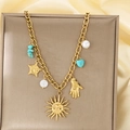 Dettaglio della collana sole e luna dorata con perle e accenti in pietra turchese - Stile Sole Mano di Fatima Perla Luna (KN292171-SXSJ)