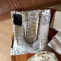 Detalle del bolso tote de algodón patchwork vintage con motivos florales y etiqueta - Patchwork Floral de Rayas y Cuadros Gris Negro