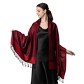 Détail d'un châle jacquard rouge et noir avec franges et texture douce effet cachemire - Rouge et Noir (T003-09)