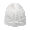 Detalle de un gorro de punto acanalado blanco con un lazo tejido decorativo elegante - M (56-58cm) / Gris claro
