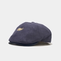 Dettaglio ravvicinato della coppola grigio scuro con ricamo LOVE giallo - Taglia unica / Blu navy