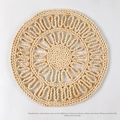 Dettaglio di una tovaglietta artigianale in paglia di mais con motivo a spirale - 30cm / Tappetino a fiore stile C