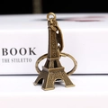 Detailansicht eines Vintage-Eiffelturm-Schlüsselanhängers mit Paris-Gravur - Bronze