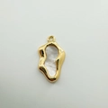 Vue détaillée du pendentif irrégulier plaqué or 18K avec incrustation de nacre blanche - Coquille Blanche Irrégulière / Doré
