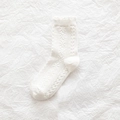 Weiße Baumwollsocken mit Rüschenrand und geometrischem Mesh-Strickmuster - Weiß Schneeflockenmuster