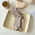 Calze in maglia di lana a righe verticali color avena in un ambiente minimalista - Taglia unica / Marrone Cammello