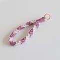 Dettaglio del portachiavi intrecciato a mano in cotone rosa e bianco con anello oro - Viola Rosa Bicolore