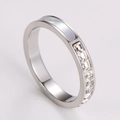 Detalle de anillo de acero plateado con nácar blanco y circonitas cuadradas brillantes - US 5 / Color Acero