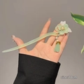 Pic à cheveux en bois de santal vert avec fleur de jade et pompon, longueur 18 cm - Pic Pensées d'Automne / Vert clair
