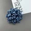 Handgemaakte donkerblauwe stoffen dahlia broche en haarspeld met 3D bloemblaadjes - Donkerblauw