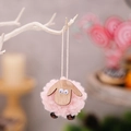 Schattig roze vilt schaapje ornament met houten hoofd en pootjes aan een tak - Roze