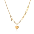 Dettaglio della collana in acciaio al titanio dorato con catena asimmetrica e cuore - Collana a Giunzione con Numeri Romani a Cuore d'Oro