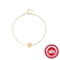 Primer plano detallado de una pulsera de plata S925 dorada con un colgante de la letra T - Letra T / Dorado
