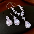 Dettaglio di un set di collana e orecchini in argento con gocce di cristallo lussuosi - 15# Set di Gioielli Collana Argento