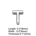 Dettaglio del ciondolo a lettera T argento con dimensioni 8 mm di lunghezza e 6 mm - Lettera T