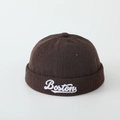 Dettaglio del ricamo Boston su un berretto docker in velluto a coste marrone scuro - 52cm (2-5 Anni) / caffè