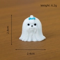 Mini figura de cachorro de resina blanca con lazo azul y medida de 2,4 cm - Maltés