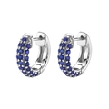 Detailansicht der silbernen Huggie-Ohrringe mit blauer Zirkonia-Pavé-Fassung - Silbersockel-Blauer Zirkon