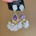 Nahaufnahme der böhmischen Kristall-Ohrhänger mit lila Zirkon und Blütenanhängern - Lila Wassertropfen Blumenstil / Silbernadel-Weiß-Violett