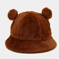 Détail de ce chapeau bob en peluche marron douce avec des oreilles d'ours et texture douce - M (56-58cm) / Couleur caramel
