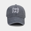 Détail d'une casquette en coton gris délavé avec broderie DOG DAD blanche et motif de patte - Gris