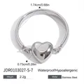 Dettaglio dell'anello a cuore con dimensioni 0,73 cm e diametro interno di 1,74 cm - Taglia US 7 / Argento