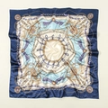 Detail eines Seidenschals mit Vintage-Goldketten- und Schnallenmuster im Retro-Stil - 90x90cm / Minzgrün