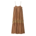 Abito midi a pieghe marrone con spalline sottili, pizzo crochet e tessuto stropicciato - XS / caffè