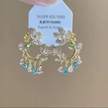 Makro-Detail von goldenen Blumenohrringen mit bunten Kristallen und 925er Silberstecker - Buntes Blatt-Stil (8# Silbernadel)