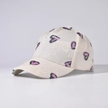 Détail d'une casquette crème avec texture dentelle et graphismes de cœurs roses vue de côté - Réglable / Beige avec petit cœur