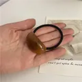 Minimalistisches Haargummi mit bernsteinfarbener Marmortextur für Damen - Bernstein