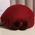 Elegante basco in lana bordeaux con fiocco in pelliccia di visone e perline stile vintage francese - M (56-58 cm) Regolabile / Borgogna